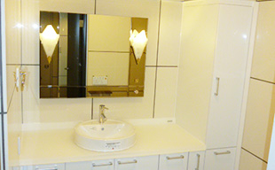 玄関廻りに大理石を用い高級感あふれる空間へ